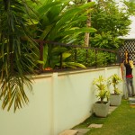 การติดตั้งโครงเหล็กรั้วไม้ระแนงกับกำแพงบ้าน