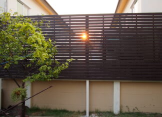 3วิธีต่อเติมรั้วบ้านกำแพงบ้านให้สูงขึ้นมีอะไรบ้าง รั้วบ้านไม้ระแนง