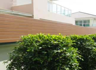 การต่อเติมรั้วบ้านให้สูงขึ้นด้วยรั้วไม้ระแนงบังตา ต่อเติมรั้วบ้านให้สูงขึ้น