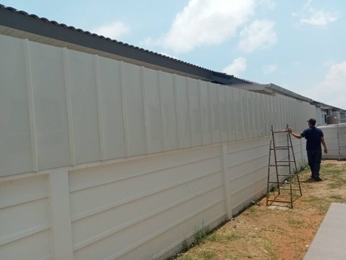 ต่อเติมรั้วบ้านด้วยรั้วเมทัลชีท ต่อเติมรั้วบ้านด้วยรั้วเมทัลชีท